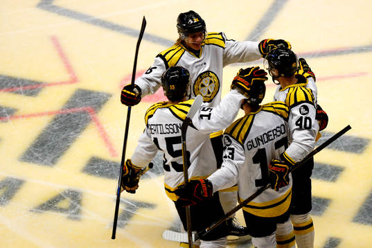Brynäs Jesper Jensen jublar med lagkamrater