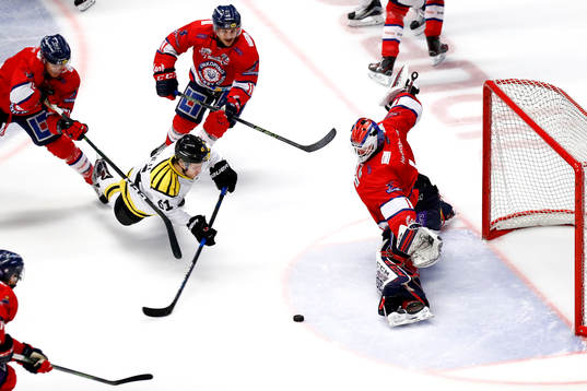 Brynäs Juuso Ikonen oroar framför Linköpings målvakt