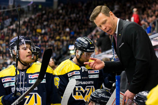 s Mikko Lehtonen lyssnar på assisterande tränare Nicklas