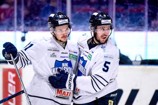 Karlskogas Theodor Lennnström och Richard Blidstrand jublar