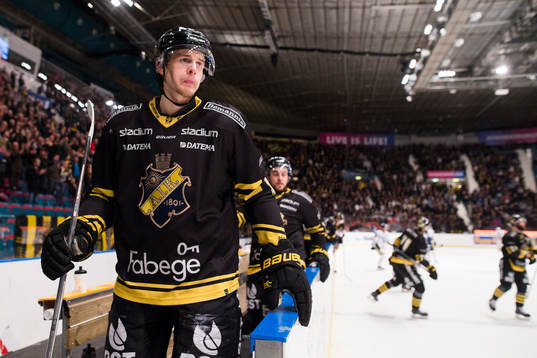 s Simon Fernholm lämnar båset