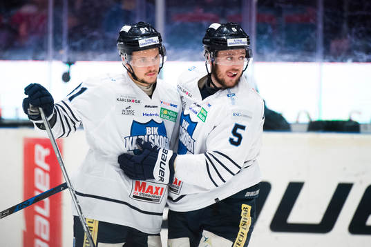 Karlskogas Theodor Lennnström och Richard Blidstrand jublar