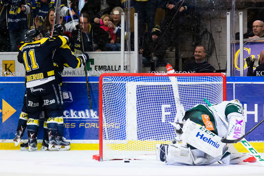 s spelare jublar och Färjestads målvakt Lars Haugen deppar