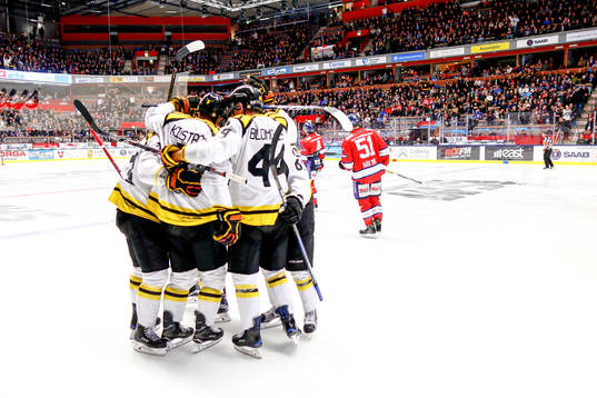Brynäs Lukas Kilström jublar med lagkamrater