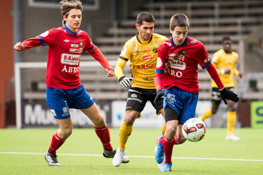 Elfsborgs Eduart Iljazi o kamp med Örgrytes Tyler Sernling