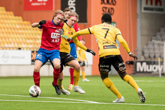 Örgrytes Tom Engvall och Elfsborgs Gustav Apelqvist i kamp