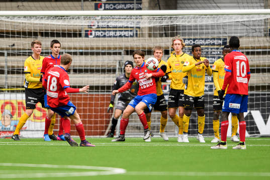 Örgrytes Kasper Davidsson skjuter frispark