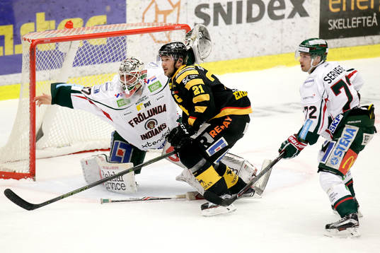 Skellefteås Jimmie Ericsson och Frölundas målvakt Johan