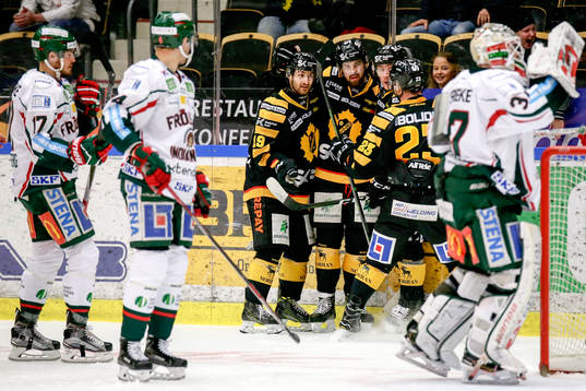 Skellefteås Axel Holmström och Andrew Calof jublar