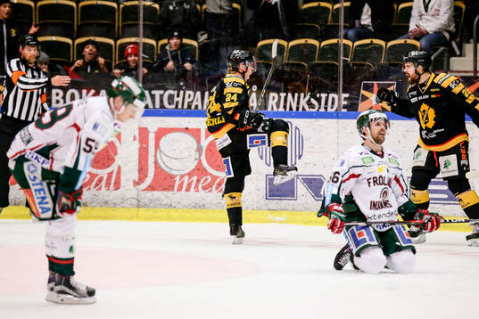 Skellefteås Andreas Wingerli och Axel Holmström  jublar