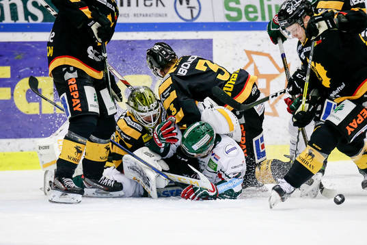Skellefteås Niclas Burström  och målvakt Joni Ortio