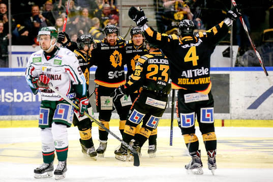 Skellefteås Jesper Olofsson jublar med lagkamrater
