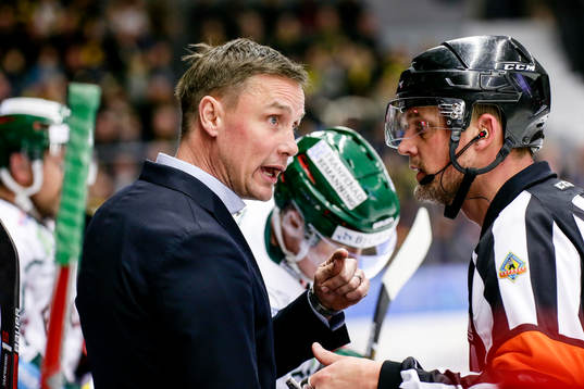Frölundas tränare Roger Rönnberg pratar med domare