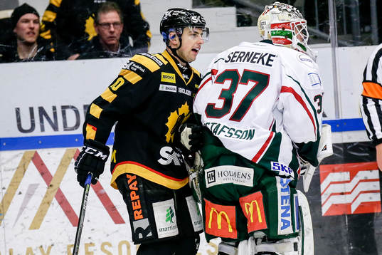 Frölundas målvakt Johan Gustafsson var arg