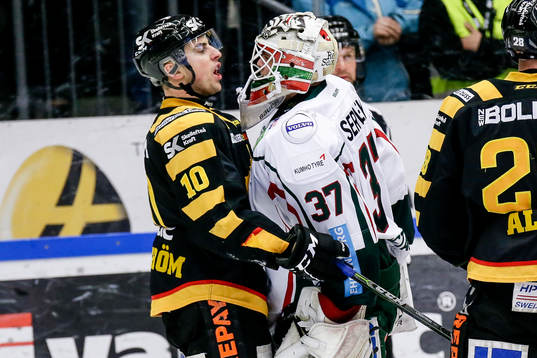 Frölundas målvakt Johan Gustafsson var arg