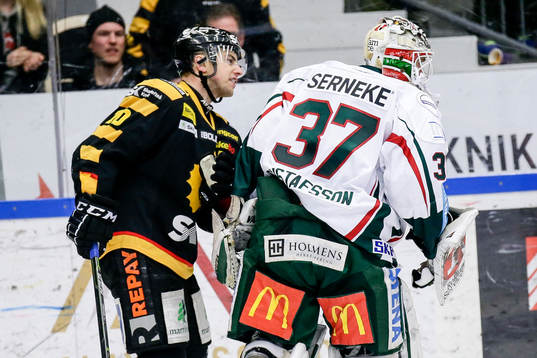 Frölundas målvakt Johan Gustafsson var arg