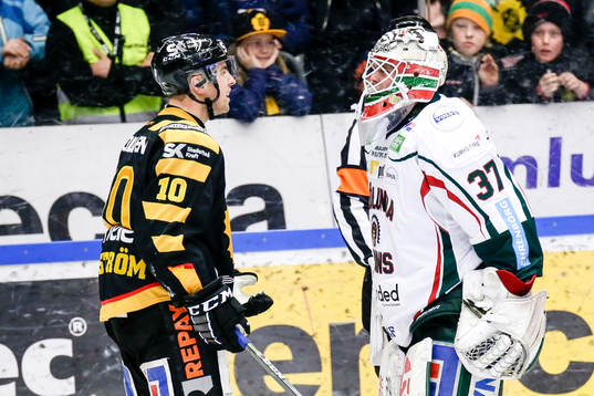 Frölundas målvakt Johan Gustafsson var arg