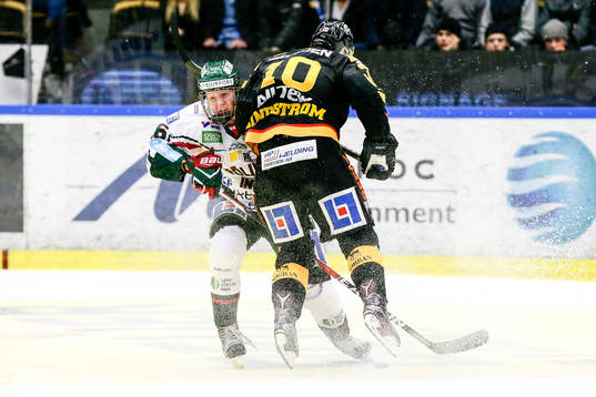 Skellefteås Joakim Lindström tacklar Frölundas Rasmus