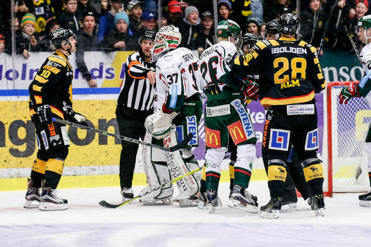 Frölundas målvakt Johan Gustafsson var arg
