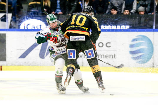 Skellefteås Joakim Lindström tacklar Frölundas Rasmus
