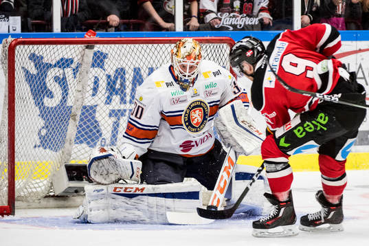 Malmö Redhawks Frederik Storm oroar framför Växjös