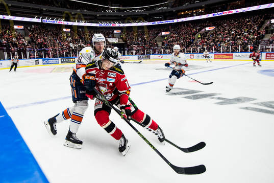 Växjös Dennis Everberg och Malmö Redhawks Robin Alvarez