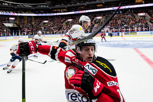Växjös Dennis Everberg och Malmö Redhawks Robin Alvarez