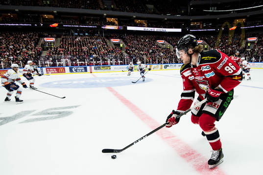 Malmö Redhawks Kim Rosdahl driver fram pucken