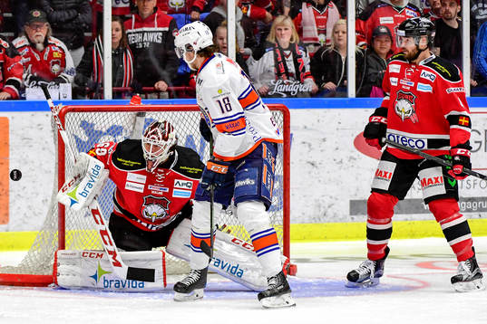 Malmö Redhawks målvakt Oscar Alsenfelt och Växjös