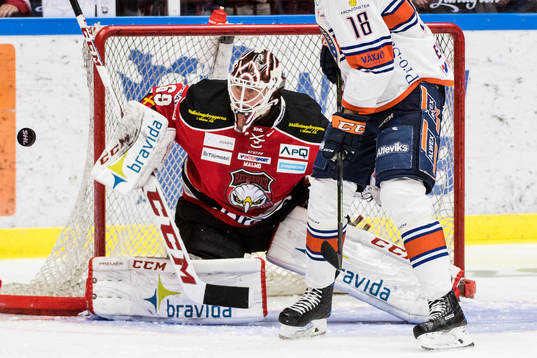 Växjös Dennis Everberg oroar vid Malmö Redhawks målvakt