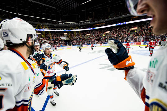 Växjös Emil Pettersson jublar med båset