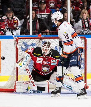 Växjös Dennis Everberg oroar vid Malmö Redhawks målvakt
