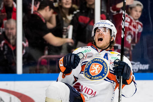 Växjös Erik Josefsson jublar