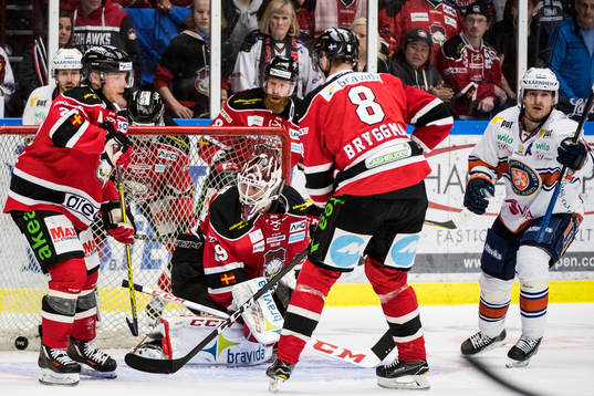 Växjös Erik Josefsson (th) gör 2-2 bakom Malmö Redhawks