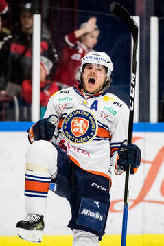 Växjös Erik Josefsson jublar