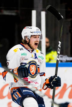 Växjös Erik Josefsson jublar