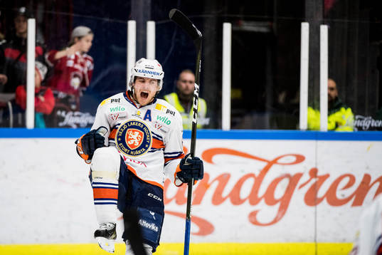 Växjös Erik Josefsson jublar
