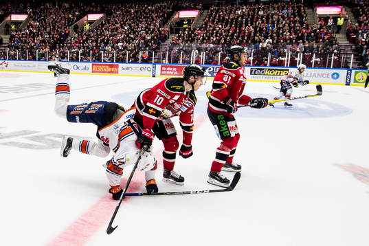 Växjös Emil Pettersson tacklas omkull av Malmö Redhawks