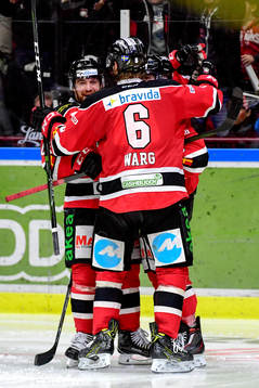 Malmö Redhawks Frederik Storm jublar med lagkamrater