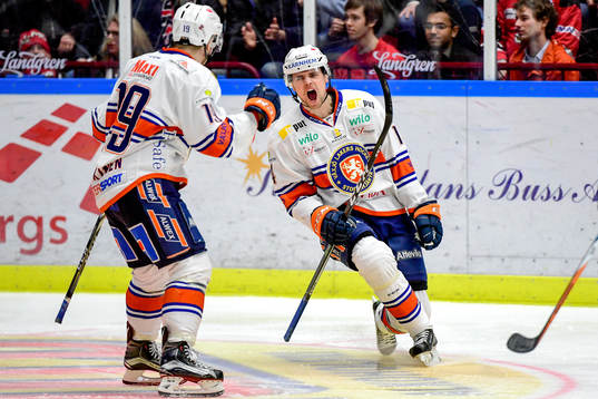 Växjös Emil Pettersson jublar