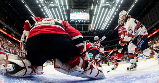 Växjös Ville Leino oroar framför Malmö Redhawks