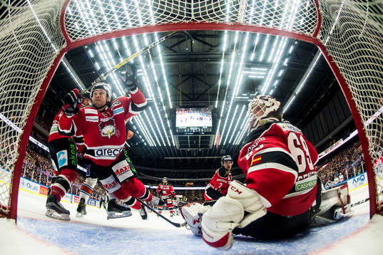 Malmö Redhawks Ilari Filppula knuffas in i målburen