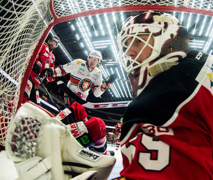 Växjös Jeff Tambellini oroar vid Malmö Redhawks målvakt