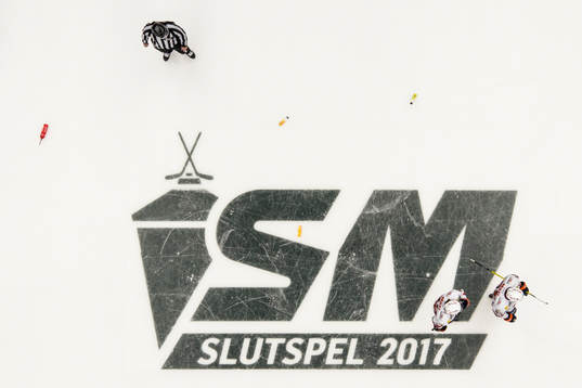 Publiken har kastat in flaskor på isen