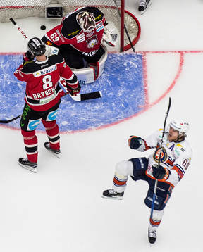 Växjös Erik Josefsson jublar över sitt 2-2 mål och