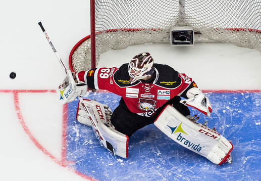 Malmö Redhawks målvakt Oscar Alsenfelt gör en räddning