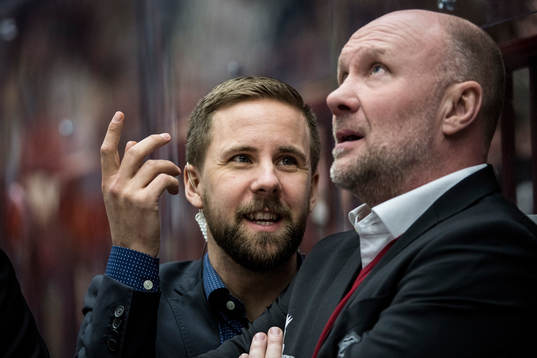 Malmö Redhawks J20 tränare Viktor Stråhle i samtal med