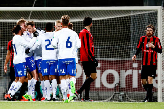 Norrköpings Jon Gudni Fjoluson jublar med lagkamrater