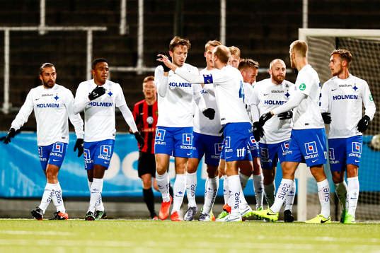 Norrköpings Jon Gudni Fjoluson jublar med lagkamrater