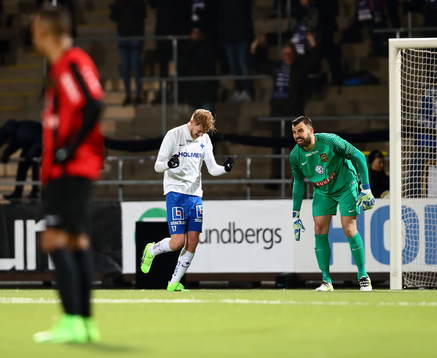 Norrköpings Kalle Holmberg jublar intill Brommapojkarnas